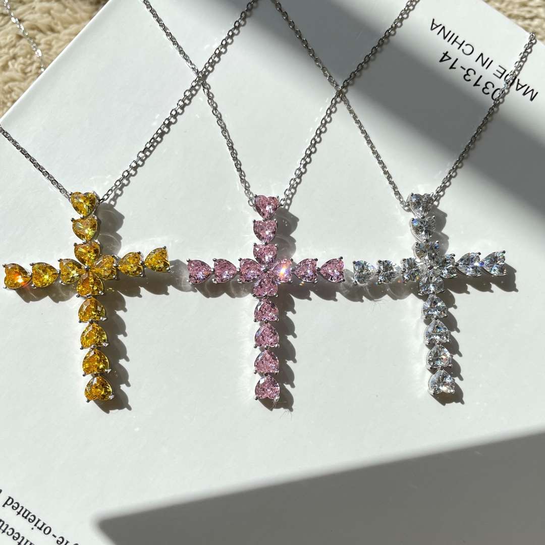 [Kismet Jewels ]Radiant Cross Shape Necklace