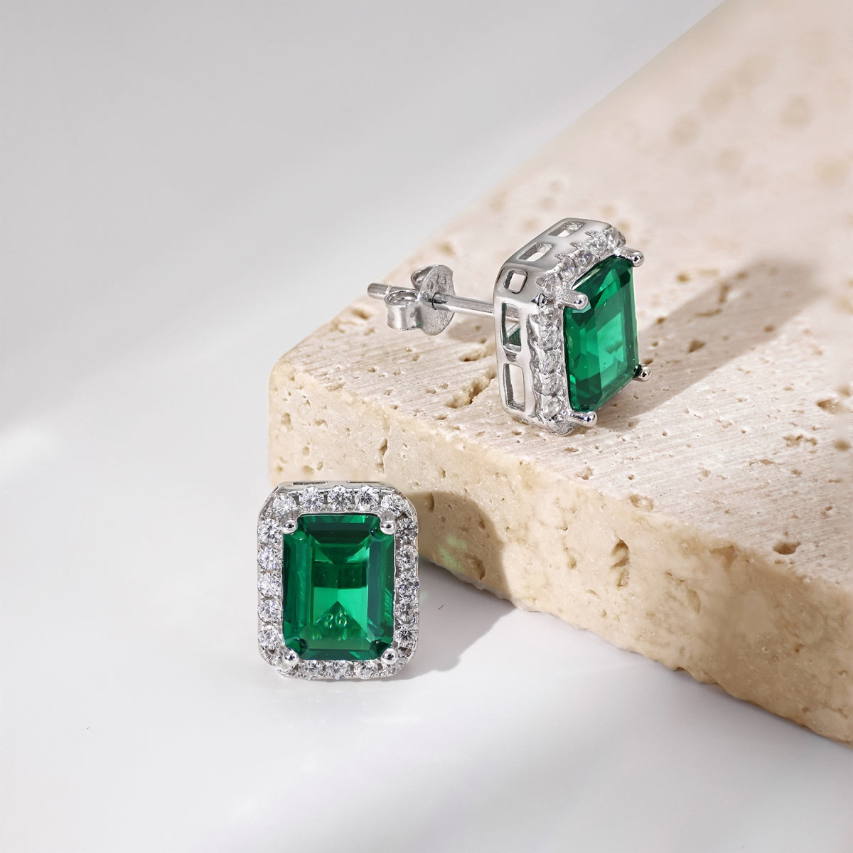 [Kismet Jewels ]Luxurious Dainty Emerald Cut Banquet Earrings