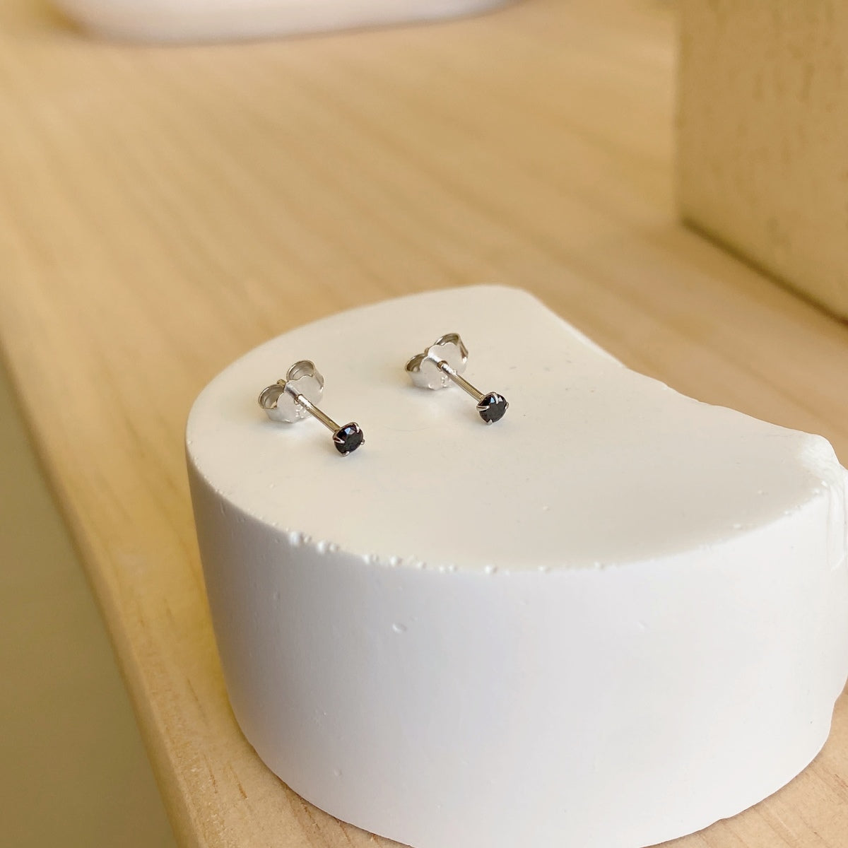 [Kismet Jewels ]Delicate Solitaire Earrings