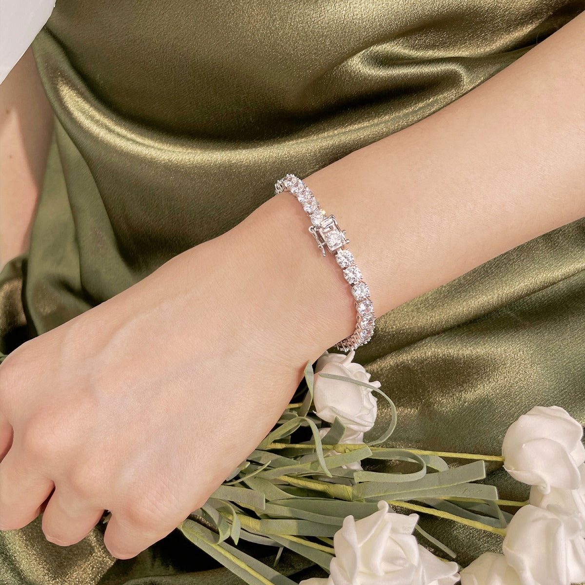 [Kismet Jewels ]Ornate Sparkling Round Cut Wedding Bracelet