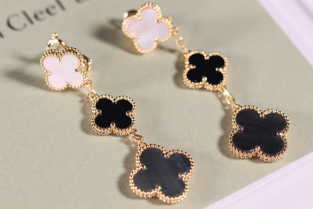 [Kismet Jewels ]CLOVER EARRINGS GOLD ONYX MOP 3 MOTIF