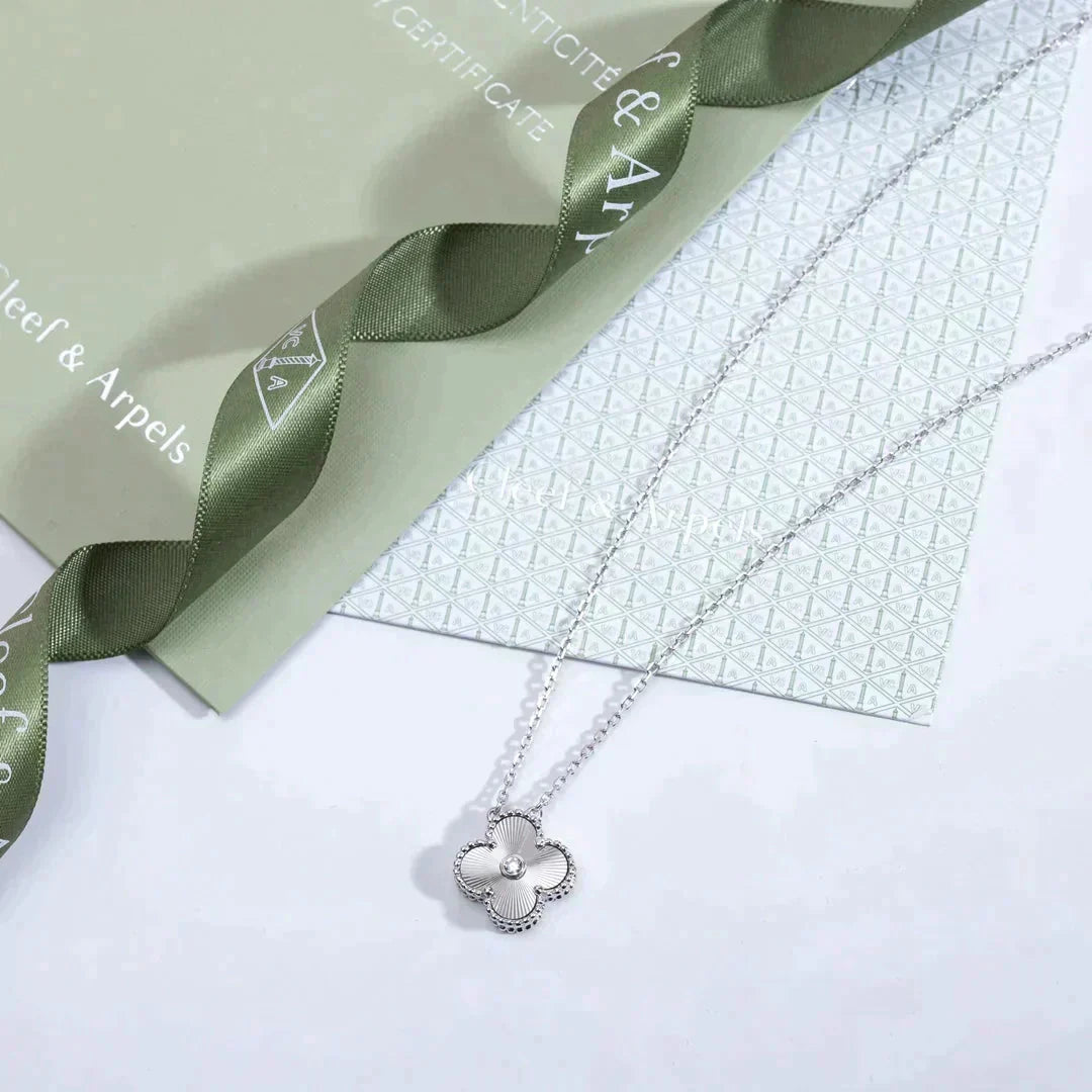[Kismet Jewels ]CLOVER  15MM DIAMOND LASER NECKLACE SILVER
