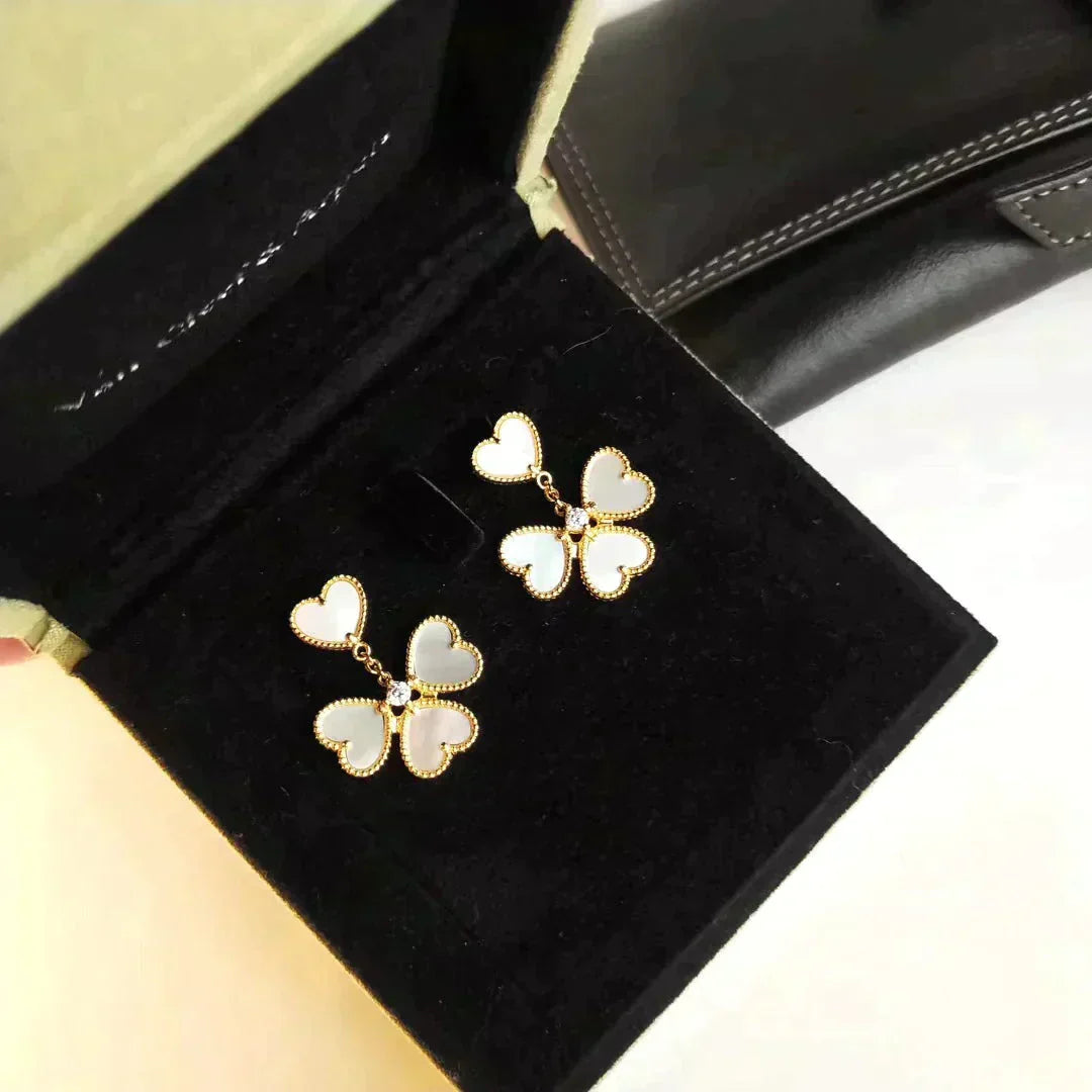 [Kismet Jewels ]CLOVER SWEET WHITE MOP EARRINGS
