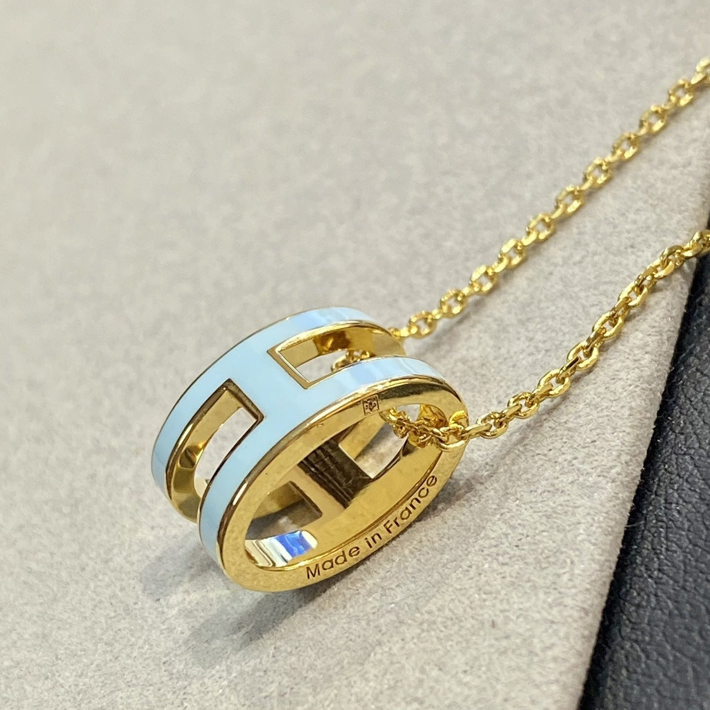 [Kismet Jewels ]POP H LIGHT BLUE NECKLACE