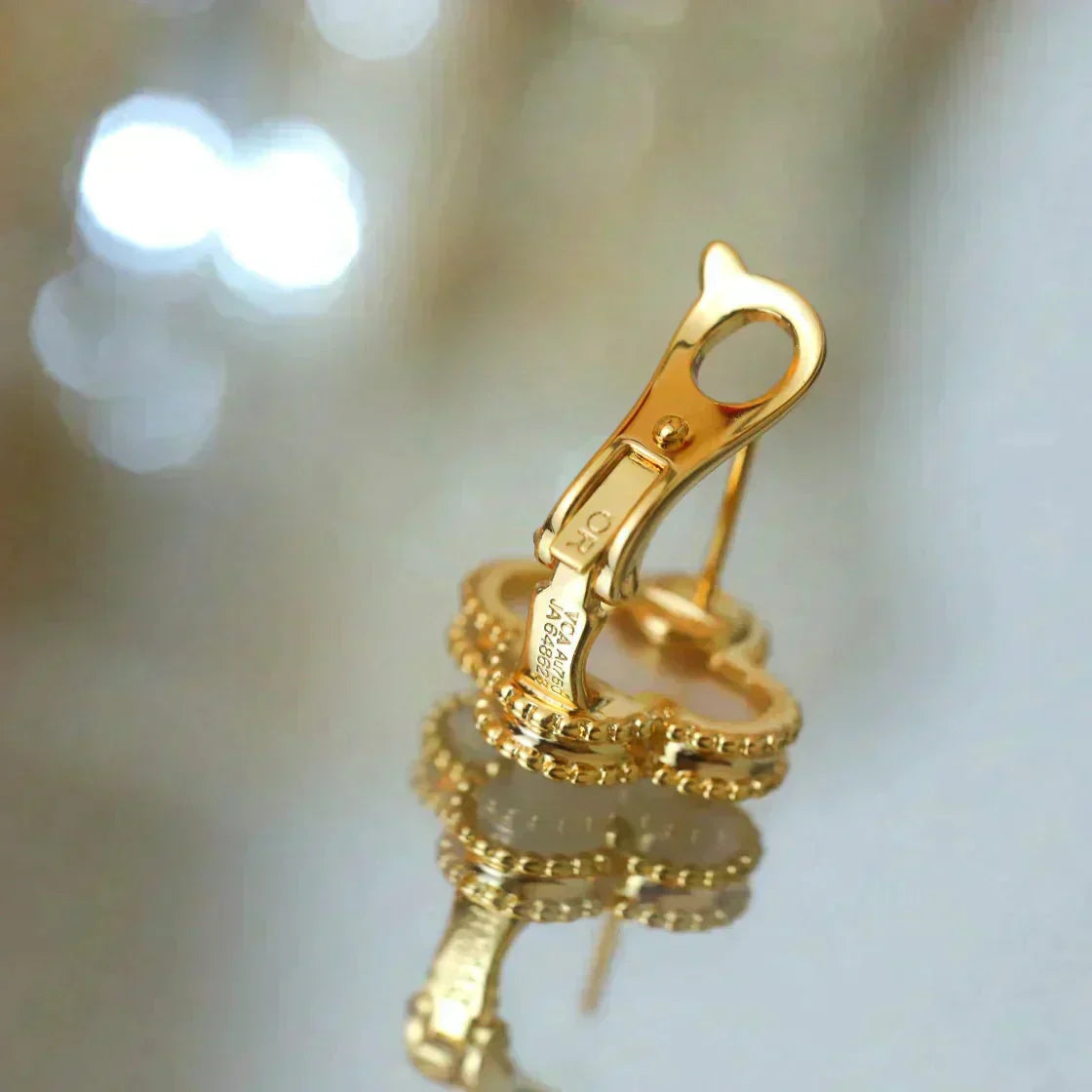 [Kismet Jewels ]CLOVER MEDIUM 1 MOTIFS  WHITE MOP STUD EARRINGS