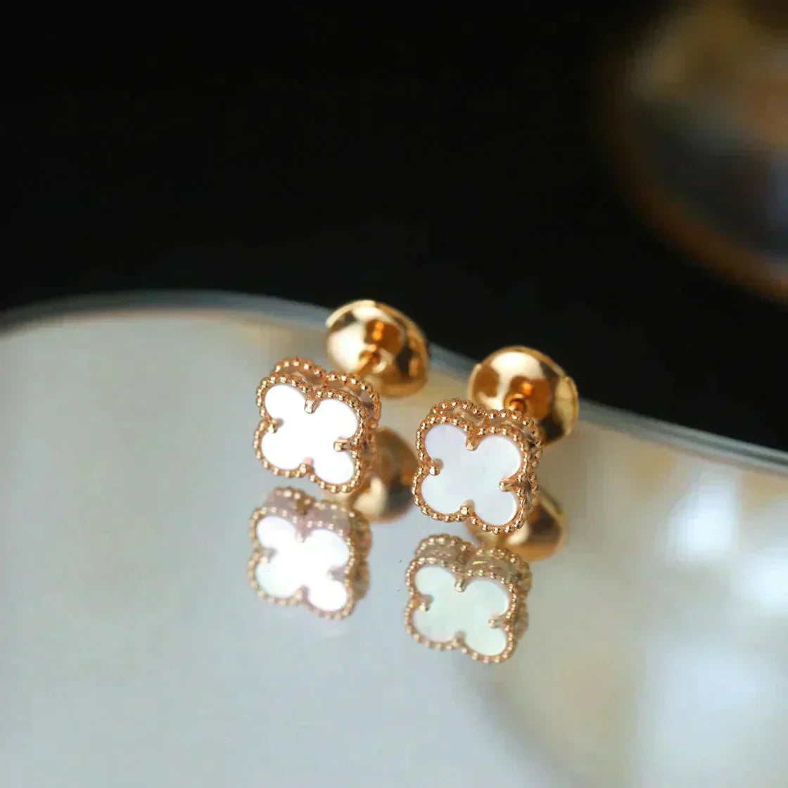 [Kismet Jewels ]CLOVER MINI 9.5MM WHITE MOP EARRINGS