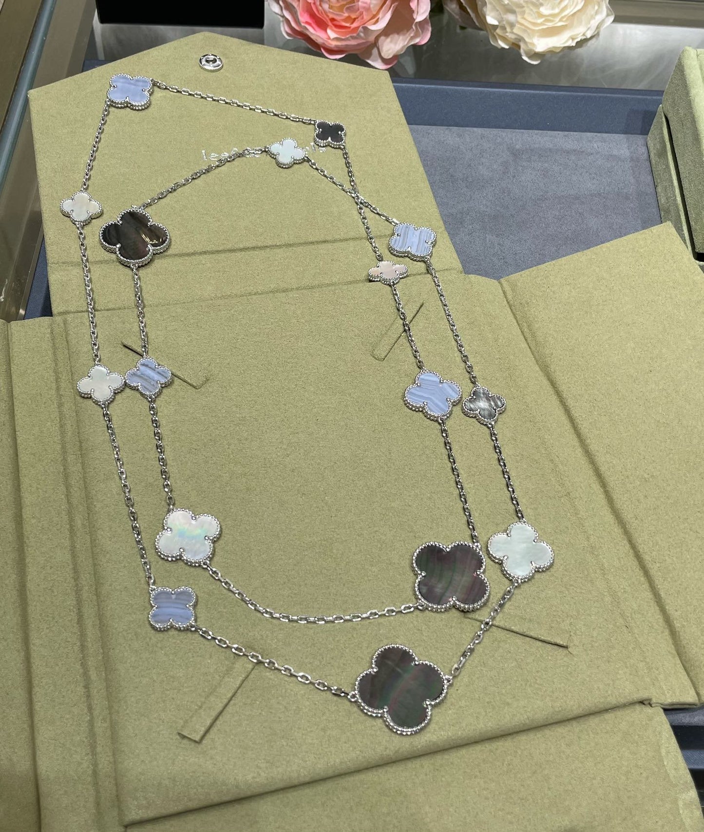 [Kismet Jewels ]CLOVER 16 MOTIF CHALCEDONY MOP SILVER NECKLACE