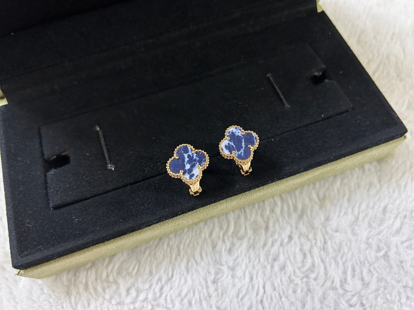 [Kismet Jewels ]CLOVER PIETERSITE MEDIUM STUD EARRINGS