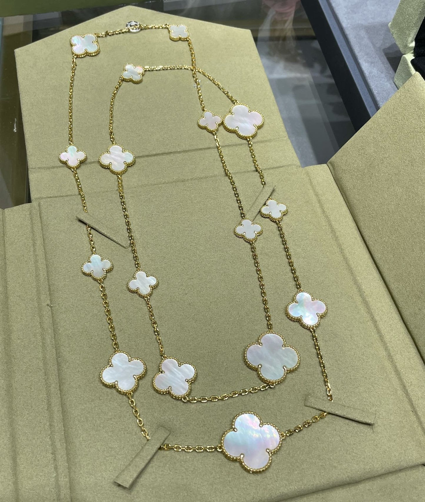[Kismet Jewels ]CLOVER 16 MOTIF WHITE MOP GOLD NECKLACE