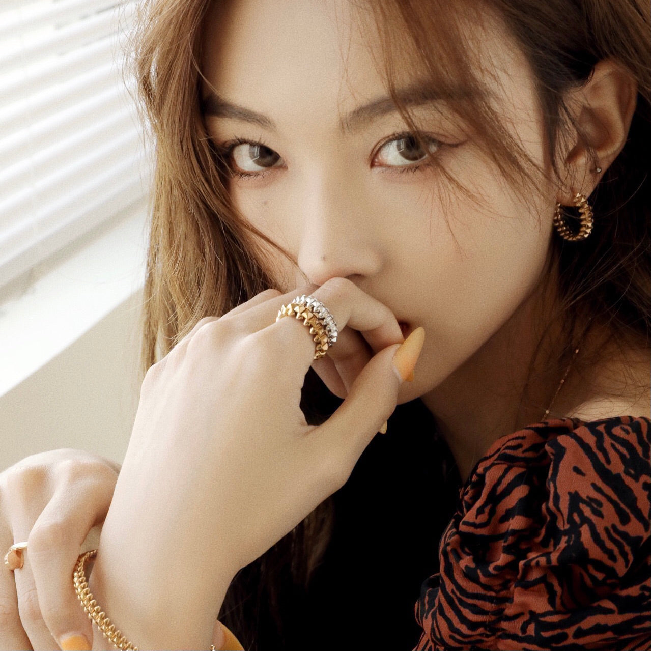 [Kismet Jewels ]CLASH SMALL HOOP EARRINGS