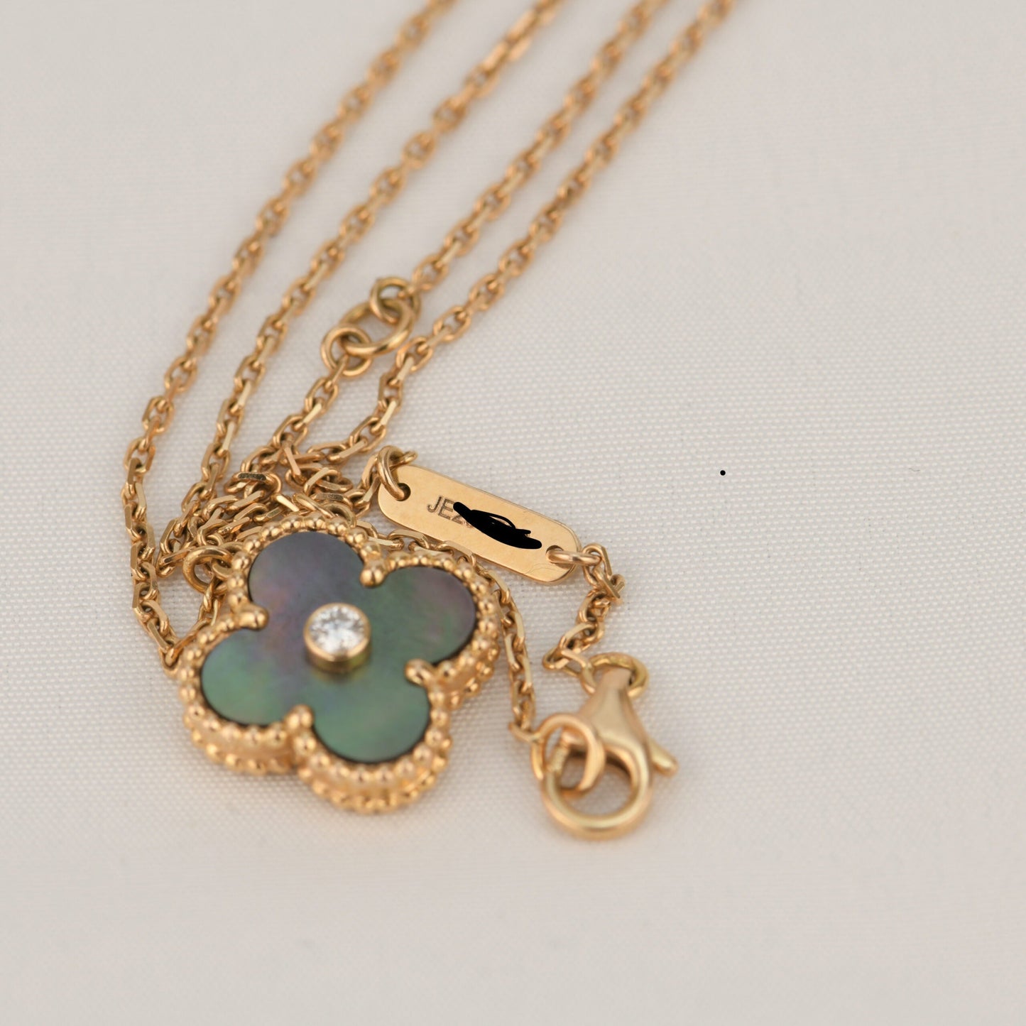 [Kismet Jewels ]CLOVER 15MM DIAMOND AND MOTHER-OF-GREY NECKLACE