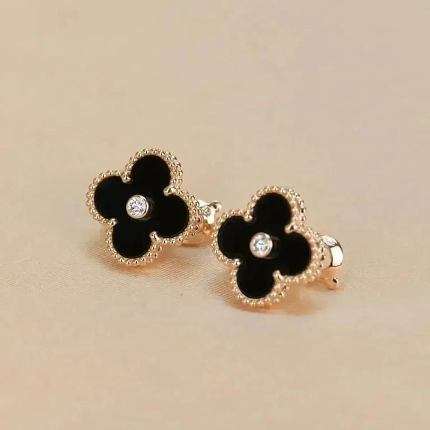 [Kismet Jewels ]CLOVER MEDIUM 1 MOTIFS ONYX DIAMOND EARRINGS