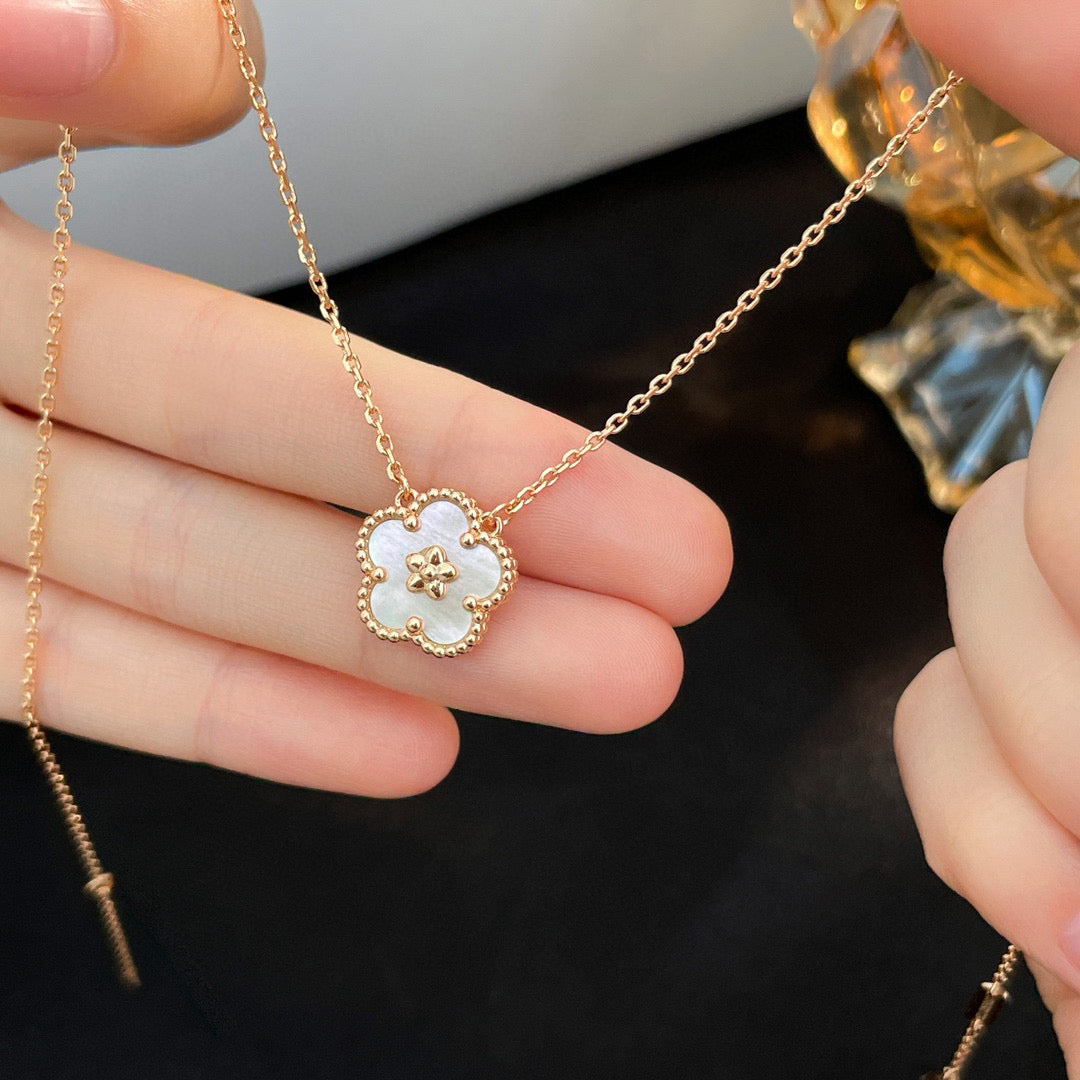 [Kismet Jewels ]LUCKY  WHITE MOP  PLUM BLOSSOM NECKLACE