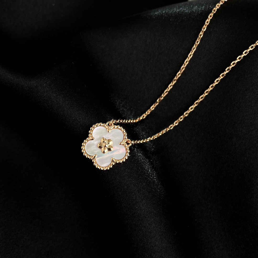 [Kismet Jewels ]LUCKY  WHITE MOP  PLUM BLOSSOM NECKLACE