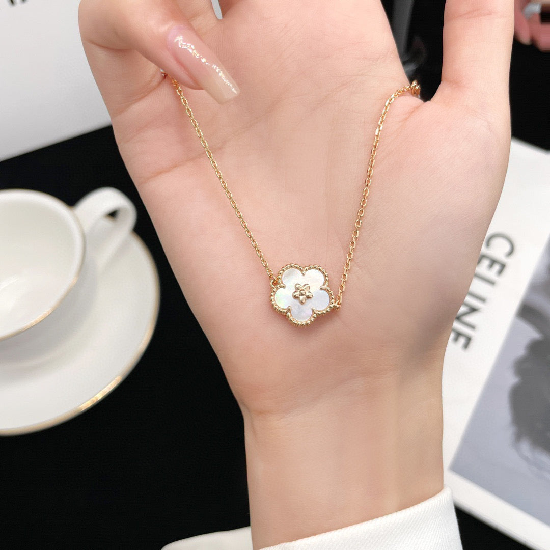 [Kismet Jewels ]LUCKY  WHITE MOP  PLUM BLOSSOM NECKLACE