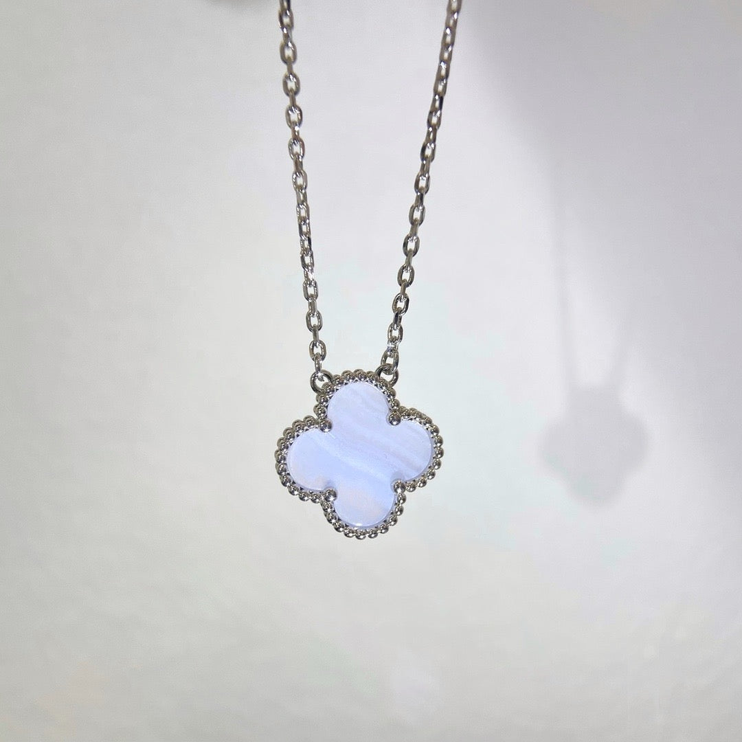 [Kismet Jewels ]CLOVER 15MM BLUE CHALCEDONY NECKLACE SILVER