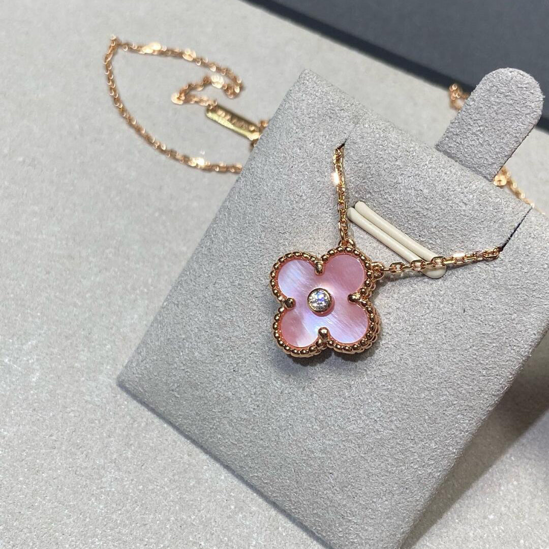 [Kismet Jewels ]CLOVER 15MM DIAMOND PINK MOP NECKLACE